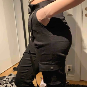  - Cargo byxor ifrån madlady, bältet ingår, går att köpa båda för 300, frakt är inte inräknat i priset, använda typ två gånger, 