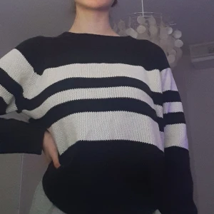 100kr 💞 - Stickad tröja från Monki är jättefint skick. bara använd ett fåtal gånger säljer pga att det inte kommer till någon användning💞. Frakten blir 30kr 💞😊