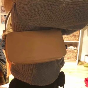  - Trendig väska från hm i beige! Frakt kan tillkomma, kan också mötas upp i Stockholm!