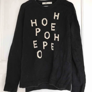  - Snygg stickad blå tröja med tryck från HOPE!💞 150 kr exklusive frakt💕 Hör av dig för med information 