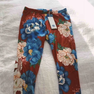  - Oanvända (prislappen kvar) träningstights från Adidas. 