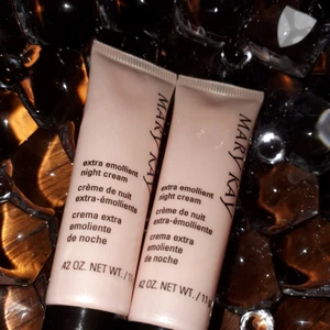 night cream - extra emollient night cream från MARY KAY 11g . Bra skick och båda är oanvända.