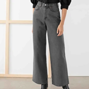 - Ett par skitsnygga HELT NYA gråa wide leg jeans från &otherstories🖤 Aldrig använda, endast testade och fick hem igår men de var för små så beställt ett par i större 😜I W 26  Nypris: 700 kr
