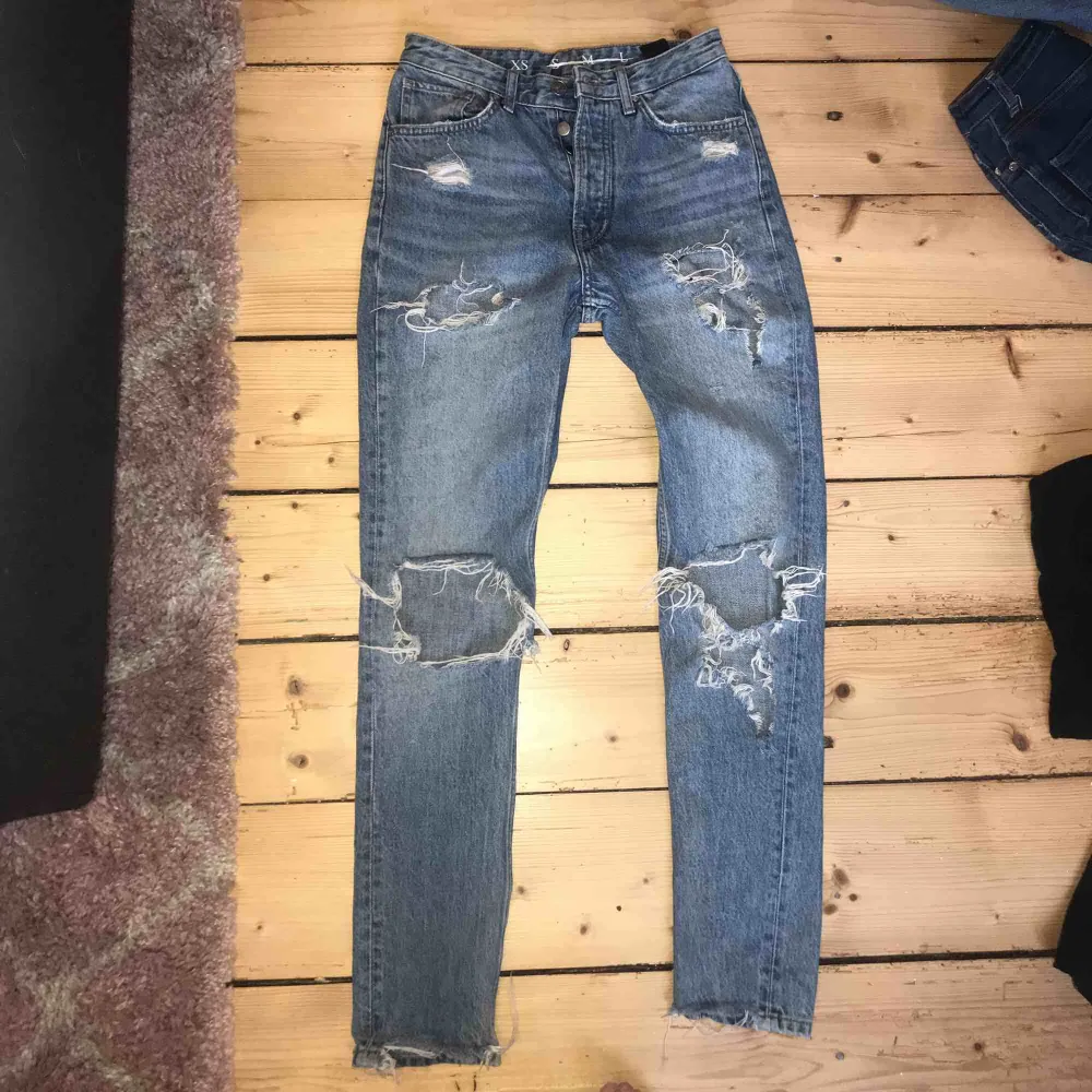 Häftiga jeans från bikbok, storlek XS. Sitter jättefint på! 250 inkl frakten😊. Jeans & Byxor.