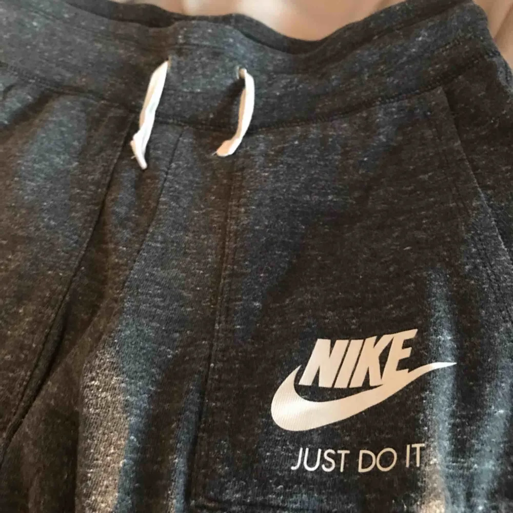 Mjukisbyxor från nike, väldigt tunt material och sitter ganska tajt. Jeans & Byxor.