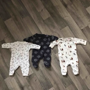  - 2 av dom är väl använda  1 av dom använd endast en gång  Där av priset och tillkommer fraktkostnad. 