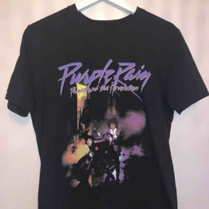  - Säljer mina fina prince/purple rain tröja. Storlek M. Passar även på mig som är S. Köparen betalar frakt.