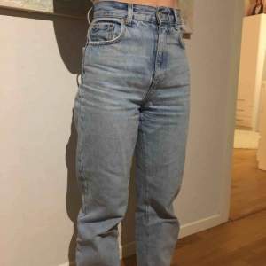 Ett par ”momjeans” liknande jeans ifrån Ginatricot! Storlek 34. +79kr frakt som kunden betalar för. Möts antingen upp i Linköping eller fraktar. Nypris: 499 kr