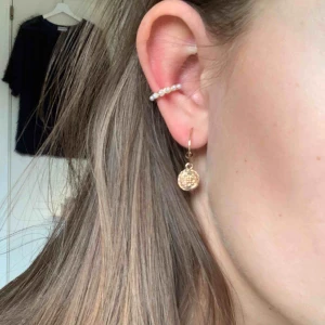  - Fina örhängen i guldfärg👑 använda lite grann men i helt nytt skick! Fraktar endast och kostnaden igår 🤩