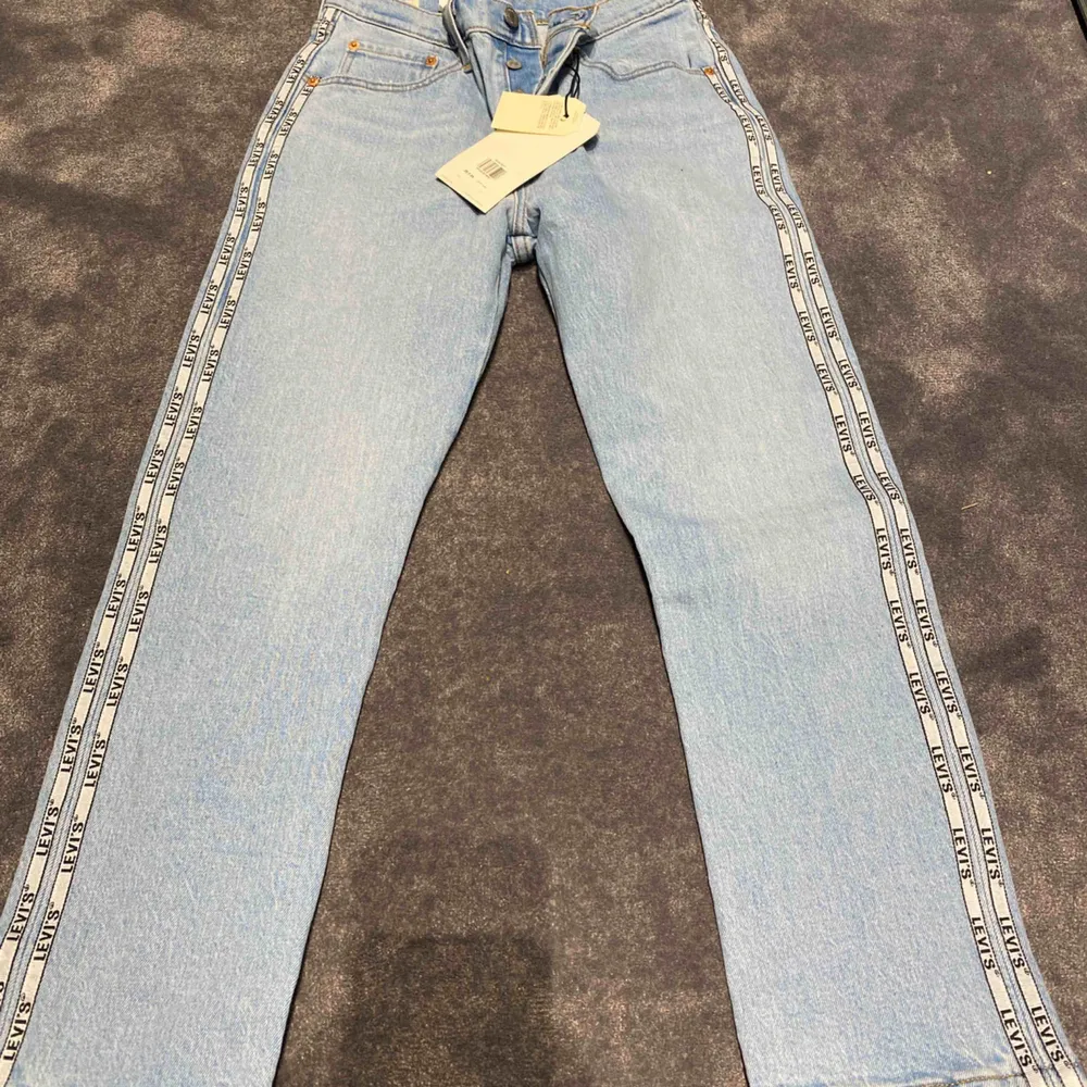 Helt nya Levis jeans, kom med bud. Jeans & Byxor.