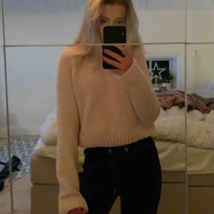  - En fin och trendig ljusrosa ”stickad” tröja. Väldigt mjuk och bekväm men går såklart också att klä upp med smycken osv. Köparen står för frakt men finns i umeå🥰🌸