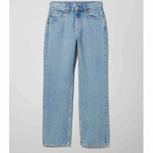  - Raka, blå jeans som sitter super snyggt i bra kvalite. Mycket fint skick. Väldigt populära och slutsålda i många storlekar. Modelll voyage. Jag är 160cm och jeansen går ner till marken på mig. Köpta för 500kr säljes för 250kr+70kr frakt