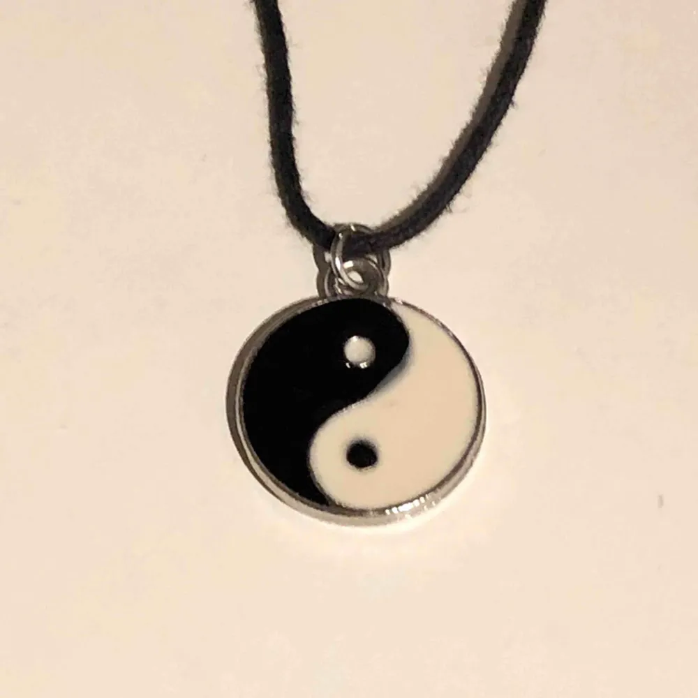 Halsband med olika motiv. Ena med en sol och en måne, andra med yin och yang! 50kr+frakt eller båda för 80kr . Accessoarer.