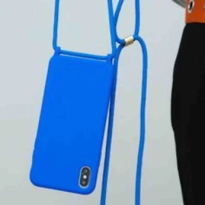  - Praktiskt och snyggt helt oanvänt mobilskal från Xouxou. Häng mobilen runt halsen/över axeln. Blå och passar iPhone XS  Helt oanvänd, kvar i förpackningarna.   Original pris: 300kr  Möts upp i Stockholm (city) eller skickas på post (köparen betalar frakt)