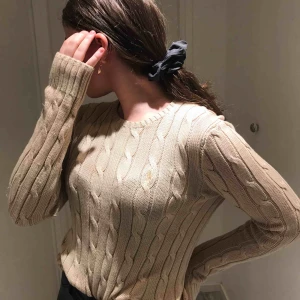  - Beige stickad Ralph Lauren tröja💕 köpte den för 1200 säljer för 700!!Köparen står för frakt - 59 kr