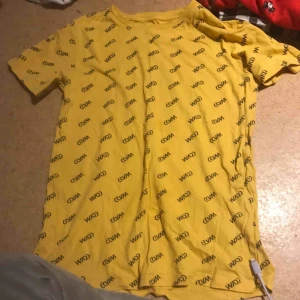  - tshirt från stadium köpts för 150kr säljer den för 40kr har bara använt den 1 gång 