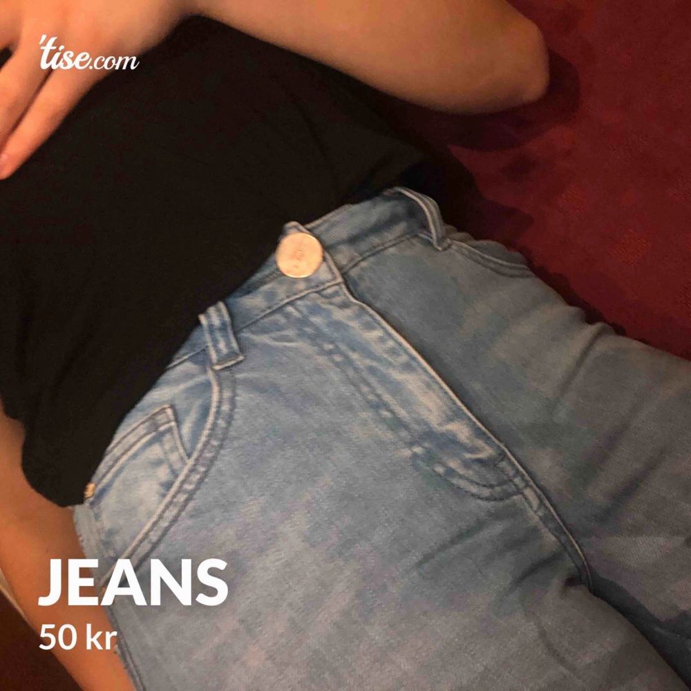 Ett par ljusa jeans från Va Vite. Passar mig som är 167cm. Aldrig använda. Köpare står för frakt. . Jeans & Byxor.