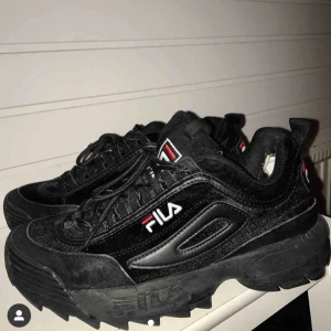  - Svarta fila skor. Köpta förra vintern men i jätte fint skick förutom på insidan ( se bild 3 ) smutsen på sulorna går att tvätta bort❣️ nypris 1300kr