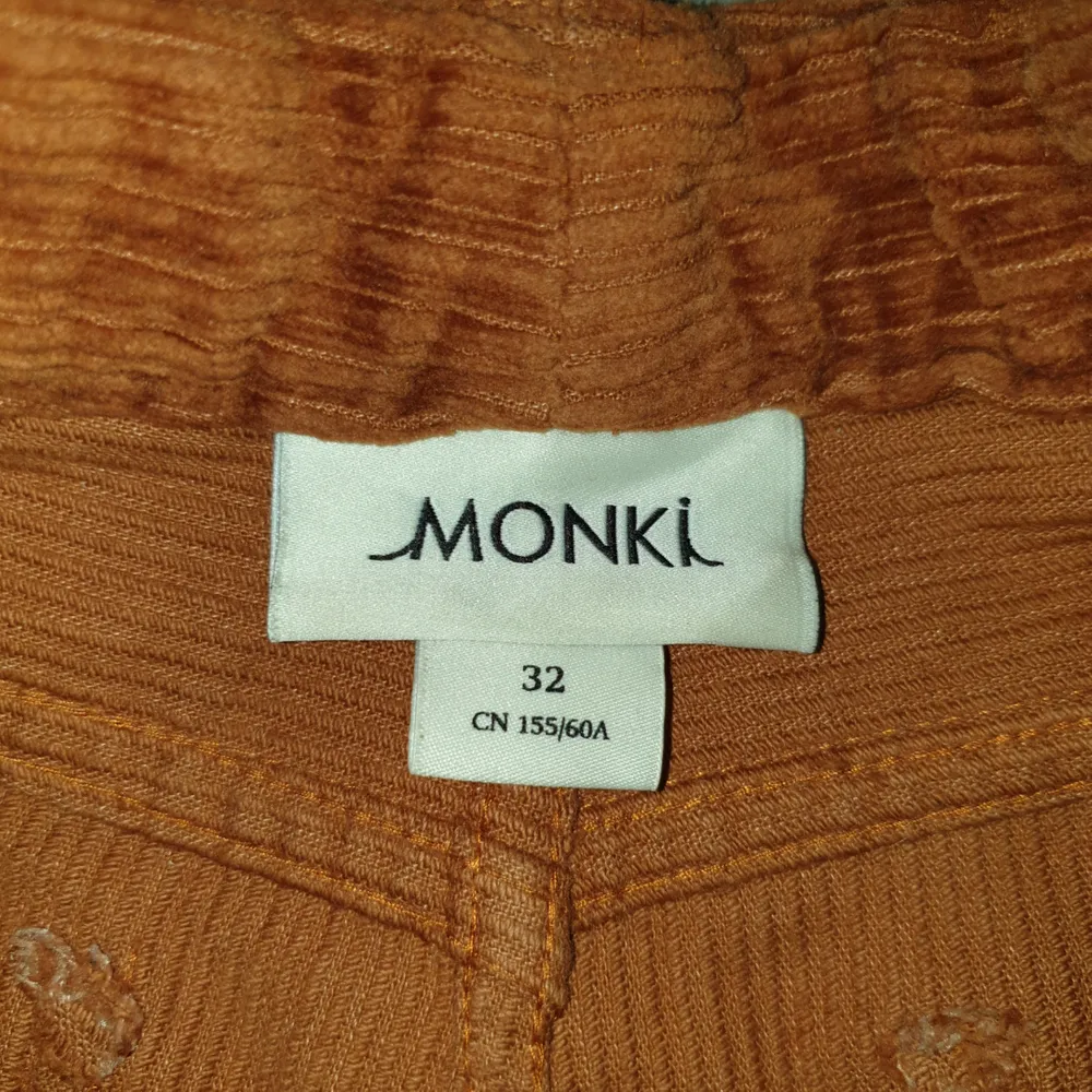 Bruna 70-tals aktiga manchesterbyxor från monki. Använda några gånger, strl 32/xs inkluderar frakten!!. Jeans & Byxor.