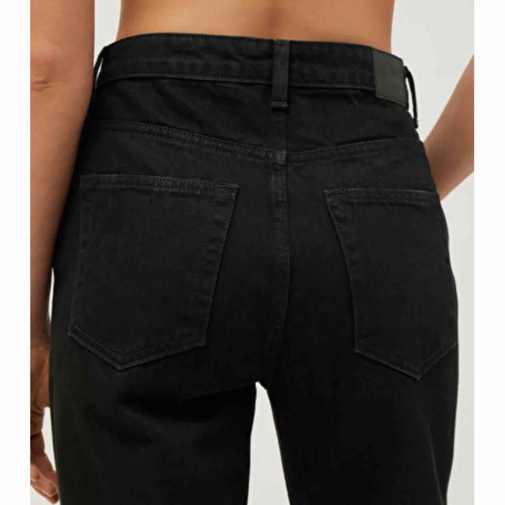🦋🦋superfina och populära jeans från weekday i modellen voyage! Köpta här på plick men tyvärr för korta :(( köparen står för frakt🦋🦋. Jeans & Byxor.