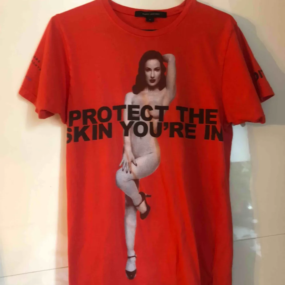 T-shirt från Marc Jacobs! 🐞 Gjordes med olika modeller för att supporta NYU och deras Cancer Institute!👼🏼  Fraktas (köparen betalar) eller mötas i Gbg! . T-shirts.