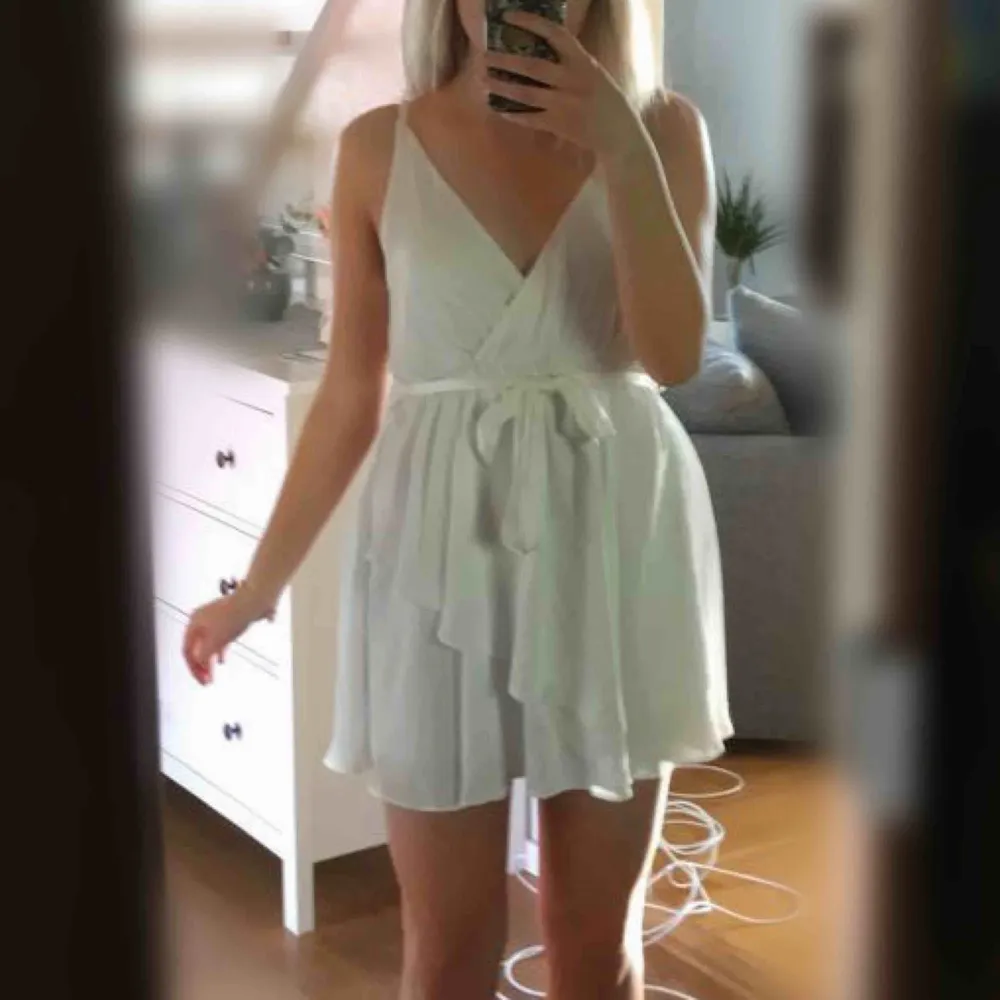 Finaste vita klänningen från Linn Ahlborgs kollektion med NA-KD. Knyte i midjan så passar både S och M. Perfekt som studentklänning, jag har endast testat den och prislapp finns kvar❣️. Klänningar.