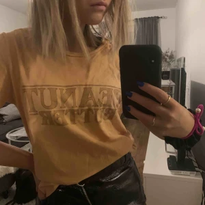 T-shirt  - Snygg t-shirt från bikbok i en härlig orange färg. Säljer pågrund av att det inte är min stil. Använd ca 3ggr