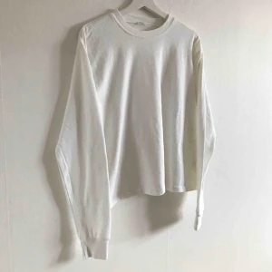  - Oanvänd långärmad topp i bomull från Brandy Melville, superfin! Onesize men skulle säga att den passar bäst på en S🌹 frakt ingår i priset!