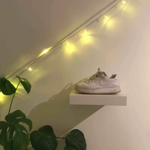  - Säljer mina kära Nike Air force 1 Sage då dom inte kommer till användning längre! Dom är lite slitna men jag kommer göra rent dom innan dom säljs så dom nästan blir så gott som nya! (Frakt inte inkluderat i priset)