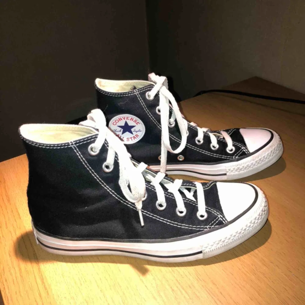 Svarta Converse skor, storlek 37,5 men sitter som 38. Köpta för 800kr och använt ca 5 gånger, bra skick utan skador eller fläckar. Säljes pga av att de är för stora,  Skriv gärna för mer info💕. Skor.