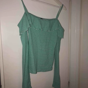  - Grön vit tröja från Gina tricot i storlek 36, endast använd 1 gång.