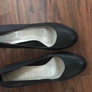  - Skor använda 1 gång Nike stl 38 200kr  Jonny bulls stl 36 500kr  klack skor stl 36 använda 1 gång 300kr