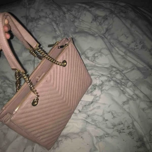  - Rosa väska rätt stor o praktiskt använder knappt