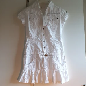 Ny Klänning  - Lappar finns kvar, köparen står för frakten. 