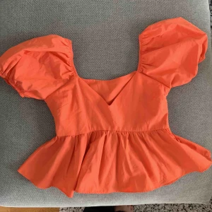  - Jättefin volangtopp! Bilden ger den inte rättvisa, superfin färg och sjukt gullig på med ett par jeans ✨ dragkedja till vänster som gör att den sitter bra. Bild på i DM. 