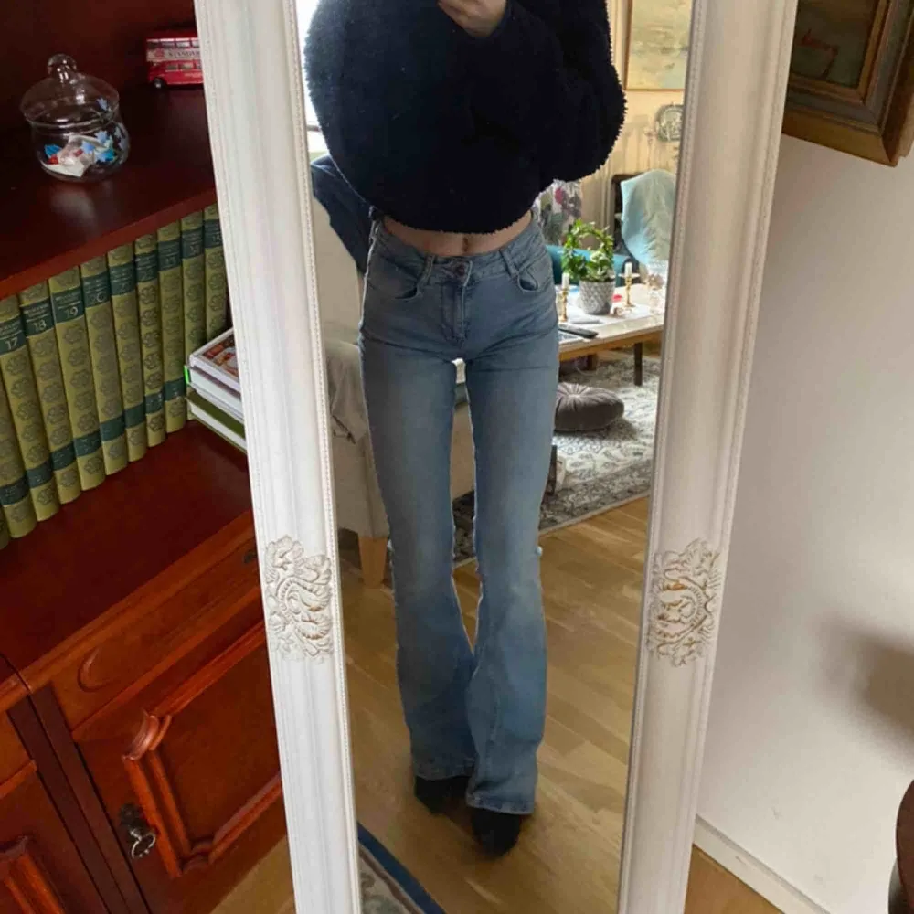 Jeans från zara  Storlek: 36 Jag är runt 172 cm lång Bud från 150:- DESSA HAR UTGÅTT FRÅN SORTIMENTET Om du är intresserad lägg ett bud. . Jeans & Byxor.