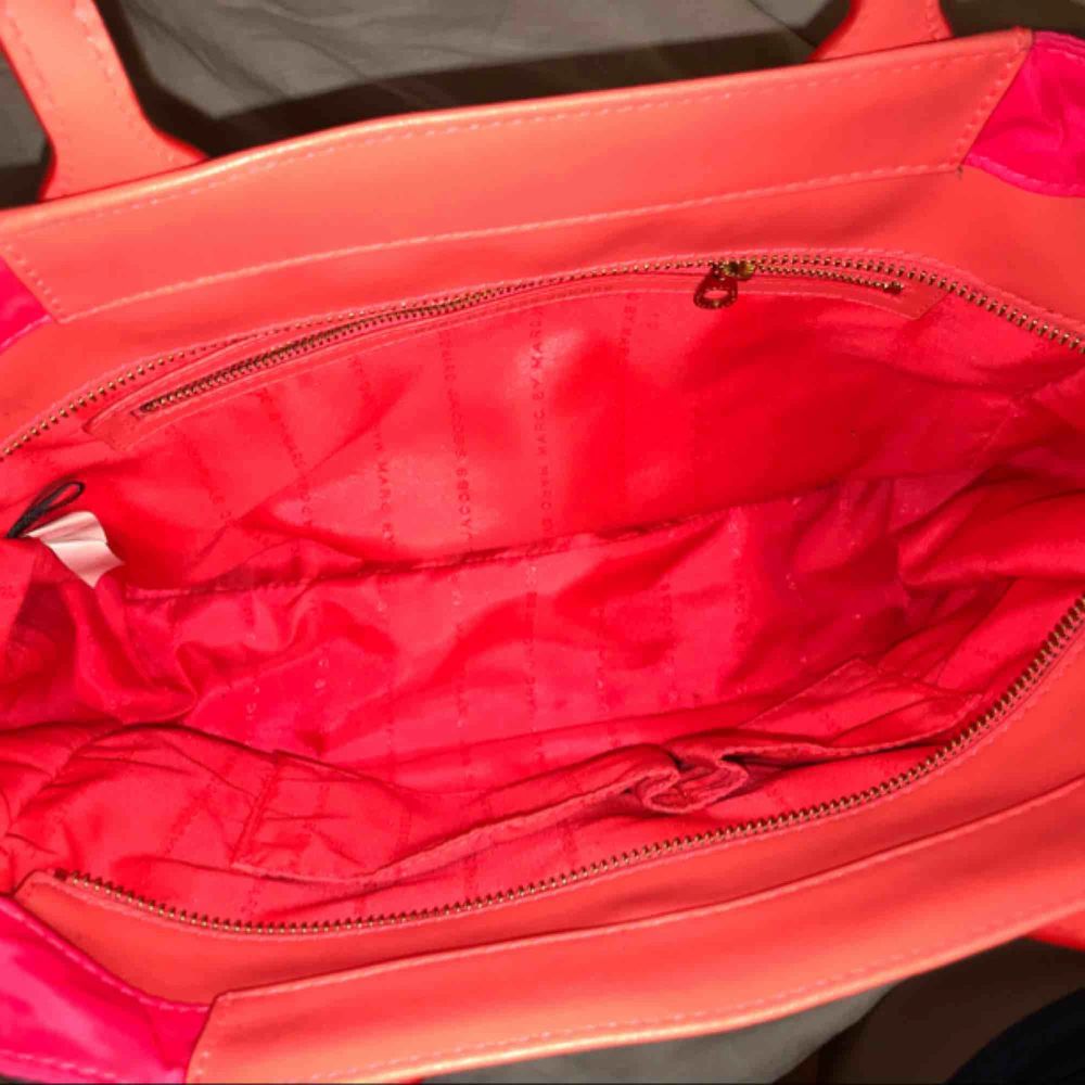 Äkta Marc Jacobs väska i en mellan modell (40x25) Jätte fin men lite sliten, därav priset! Originalpriset 5000kr, säljer för 2000kr!💓💓. Väskor.