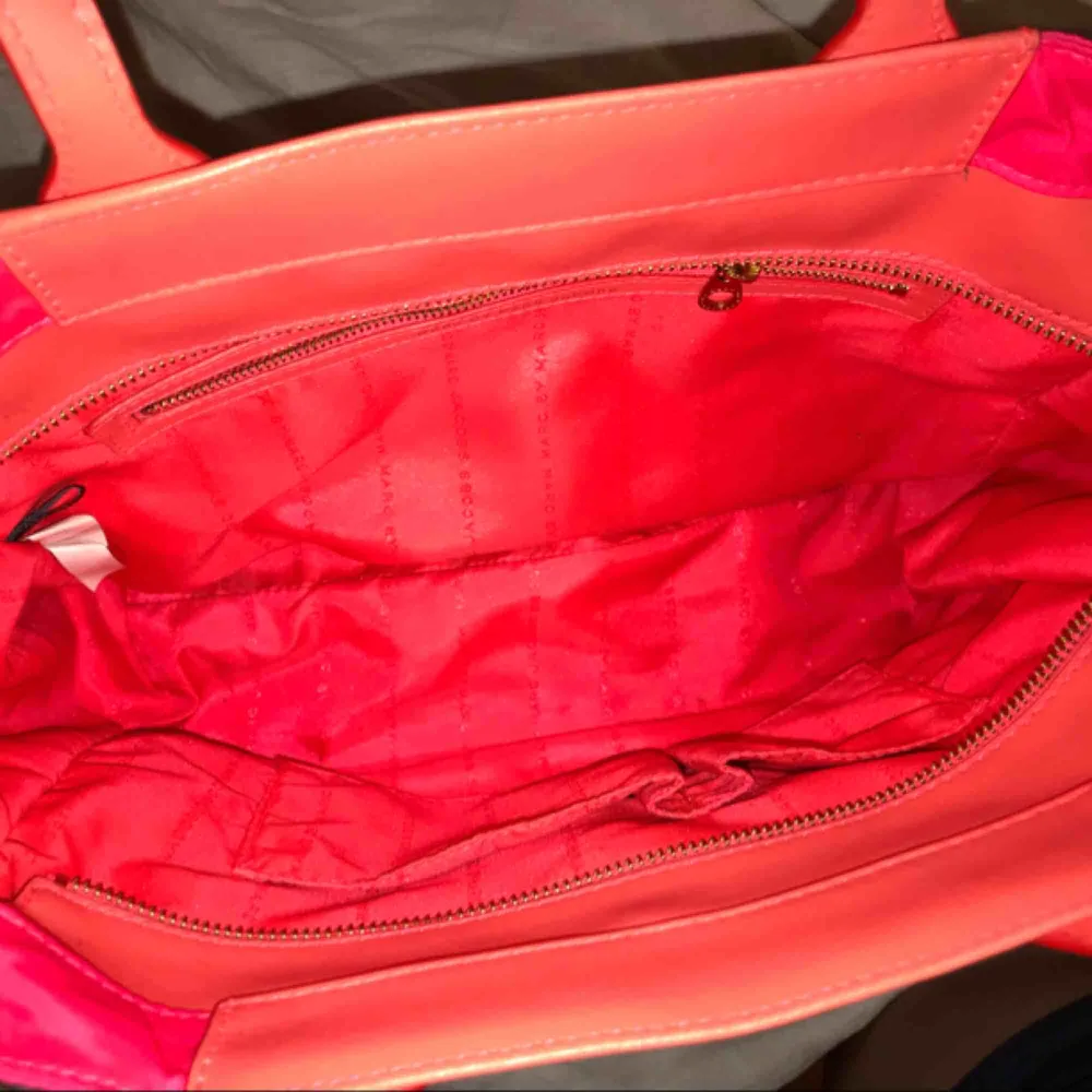 Äkta Marc Jacobs väska i en mellan modell (40x25) Jätte fin men lite sliten, därav priset! Originalpriset 5000kr, säljer för 2000kr!💓💓. Väskor.