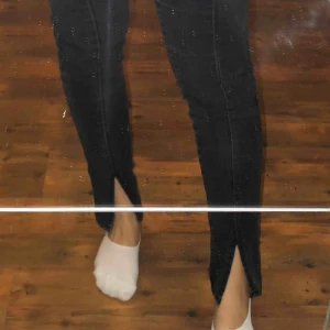  - Tajta gråa Jeans med slitsar! Köptes på plick men passa ej min stil tyvärr! Skit snygga!!