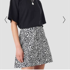  - Helt oanvänd kjol från NAKD, lappen är kvar! Nypris 299kr mitt pris 180kr! Fråga ifall du har frågor, pris kan alltid diskuteras!❤️