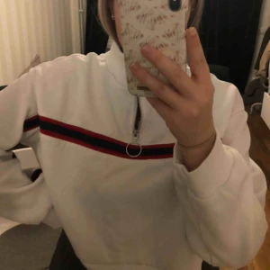  - Tröja från hm med drag kedja  Köparen står för frakt 