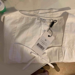  - Säljer denna superfina topp från na-kd!! verkligen hur fin som helst men alldeles för liten:( den är bara provad så den är i nyskick o prislapp kvar!!  köpare står för frakt❤️