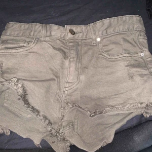  - Snygga militär gröna shorts. Mycket använda men syns inte!  50kr ink. Frakt 50kr