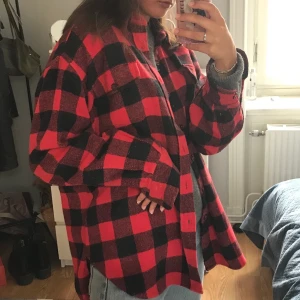 Jacka/skjorta strl XL - Härlig röd-rutig skjort-jacka köpt second hand på beyond retro förra året, använd ett flertal ggr. Bra skick.