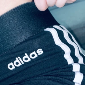 adidas tights - lite kortare modell, supersköna! dom är i storlek xs men skulle absolut passa som s också. frakt tillkommer🥰