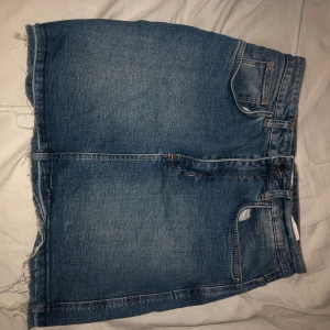 Jeanskjol  - Jeanskjol i storlek M, rätt stretchig men skulle säga att den passar bättre på en S. Frakt ingår i priset.