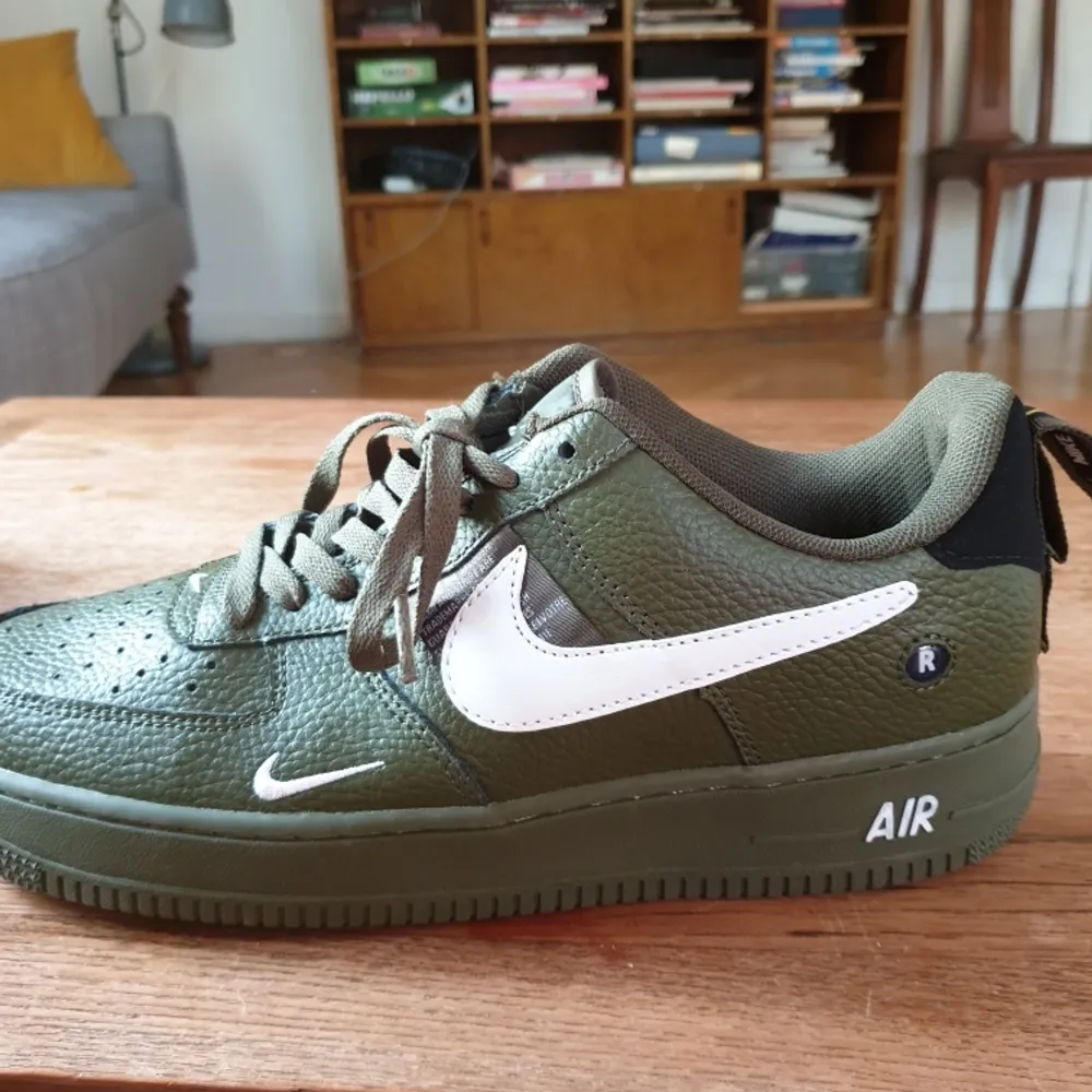 jag seljer mina nike air tm's för att när jag fick dem va de för små och en annan färg. har aldrig använt dem och de är kondition 10/10.. Skor.