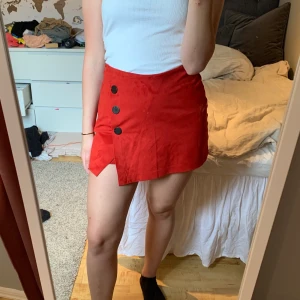 Shorts/kjol röd sammet - Köpt för ett speciellt tillfälle och lär inte använda igen vilket är lite tråkigt. Ser ut som kjol framifrån men är shorts vilket är extremt skönt. 
