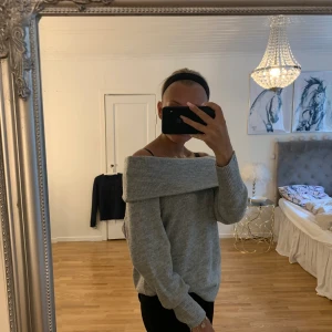 Mysig stickad tröja  - En super mysig grå stickad tröja som är storlek M men jag har i vanliga fall xs och den passar utan problem 
