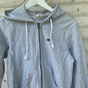 Tjocktröja - En grå tjocktröja från Champion. Den är nästan aldrig använd då jag har flera. Liten i modellen, strl XS. Superfin!